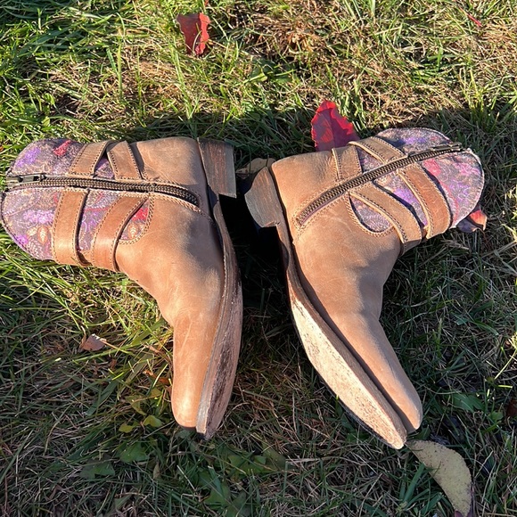 Women’s leather ankle Booties. - Picture 10 of 11